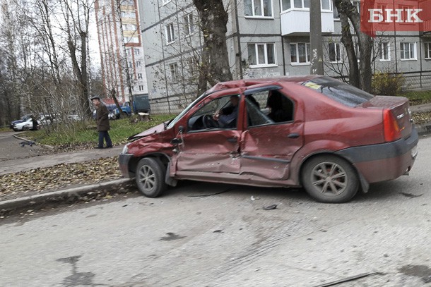 В столице Коми автобус протаранил легковушку