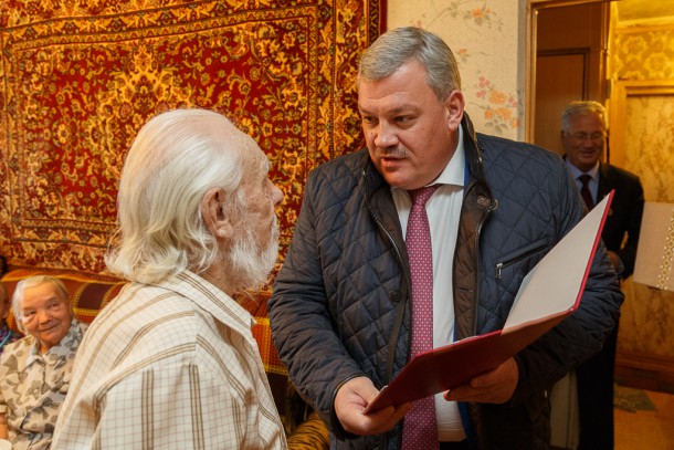 Сергей Гапликов поздравил с 90-летием сыктывкарца Кима Пальшина