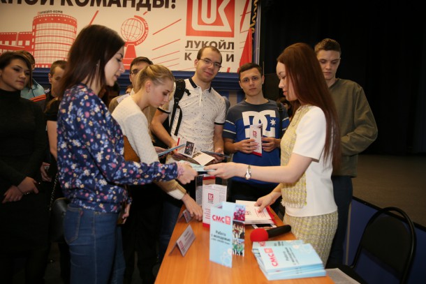 Усинские студенты побывали на ярмарке вакансий