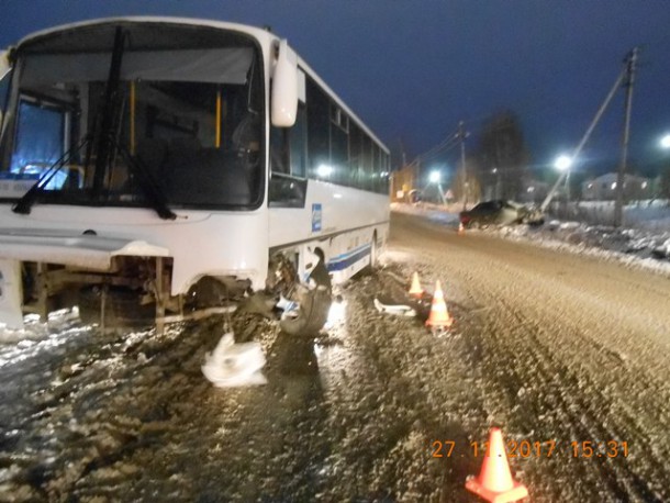 Под Ухтой «десятка» влетела в автобус