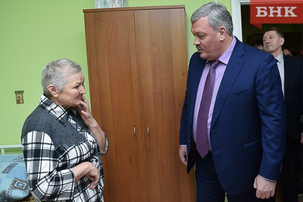 Сергей Гапликов навестил постояльцев дома-интерната в Емве