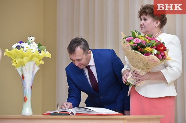 Сергей Гапликов поздравил супругов из Емвы с жемчужной свадьбой