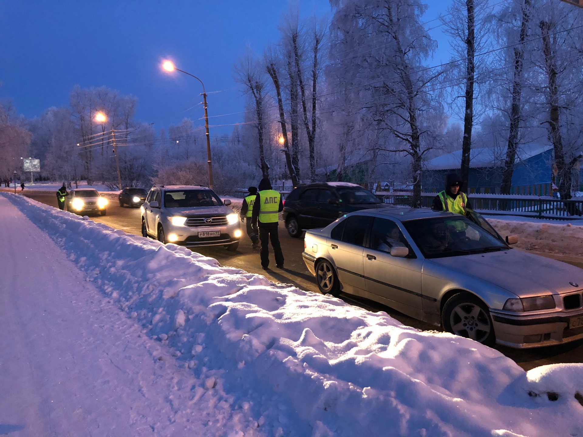 В предновогодней суете сыктывкарские водители нарушают правила парковки и перевозки  детей « БНК