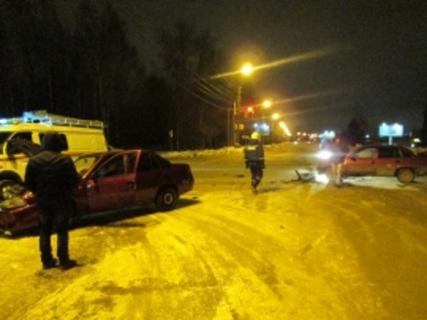 Ночью в Сыктывкаре столкнулись два автомобиля