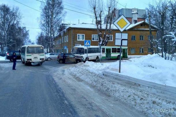 В Сыктывкаре иномарка и пассажирский автобус не поделили перекресток