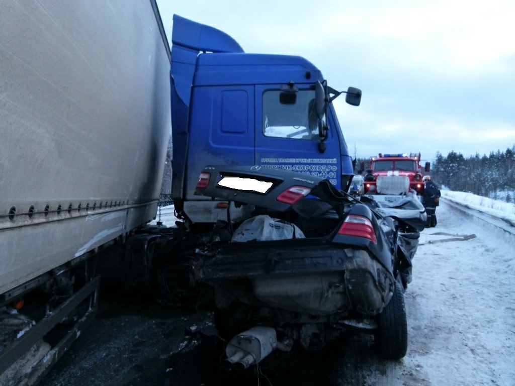 Mercedes-Benz выехал на встречную полосу в смертельном ДТП под Ухтой « БНК