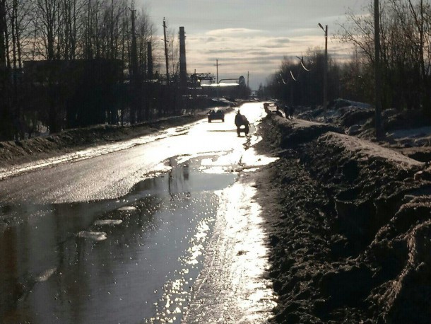 «Глаз народа»: «Жители Яреги ходят по дорогам, потому что тротуары скрыла вода»