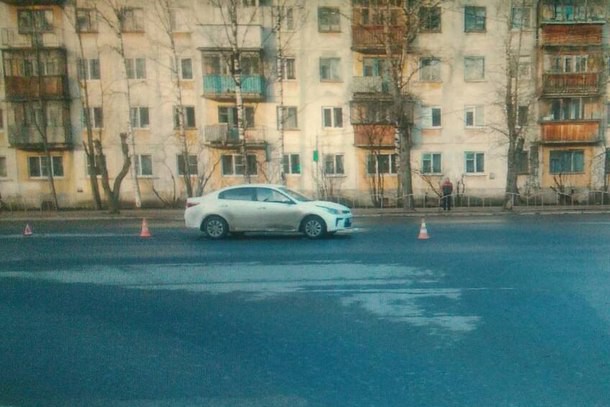 В Сыктывкаре пешеход неудачно перешел дорогу на красный свет