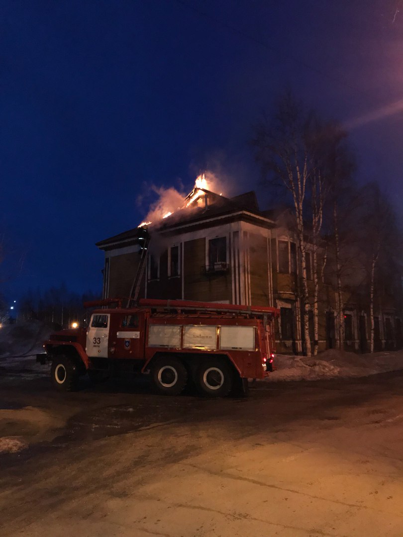 В Инте ночью загорелся пустой деревянный дом « БНК