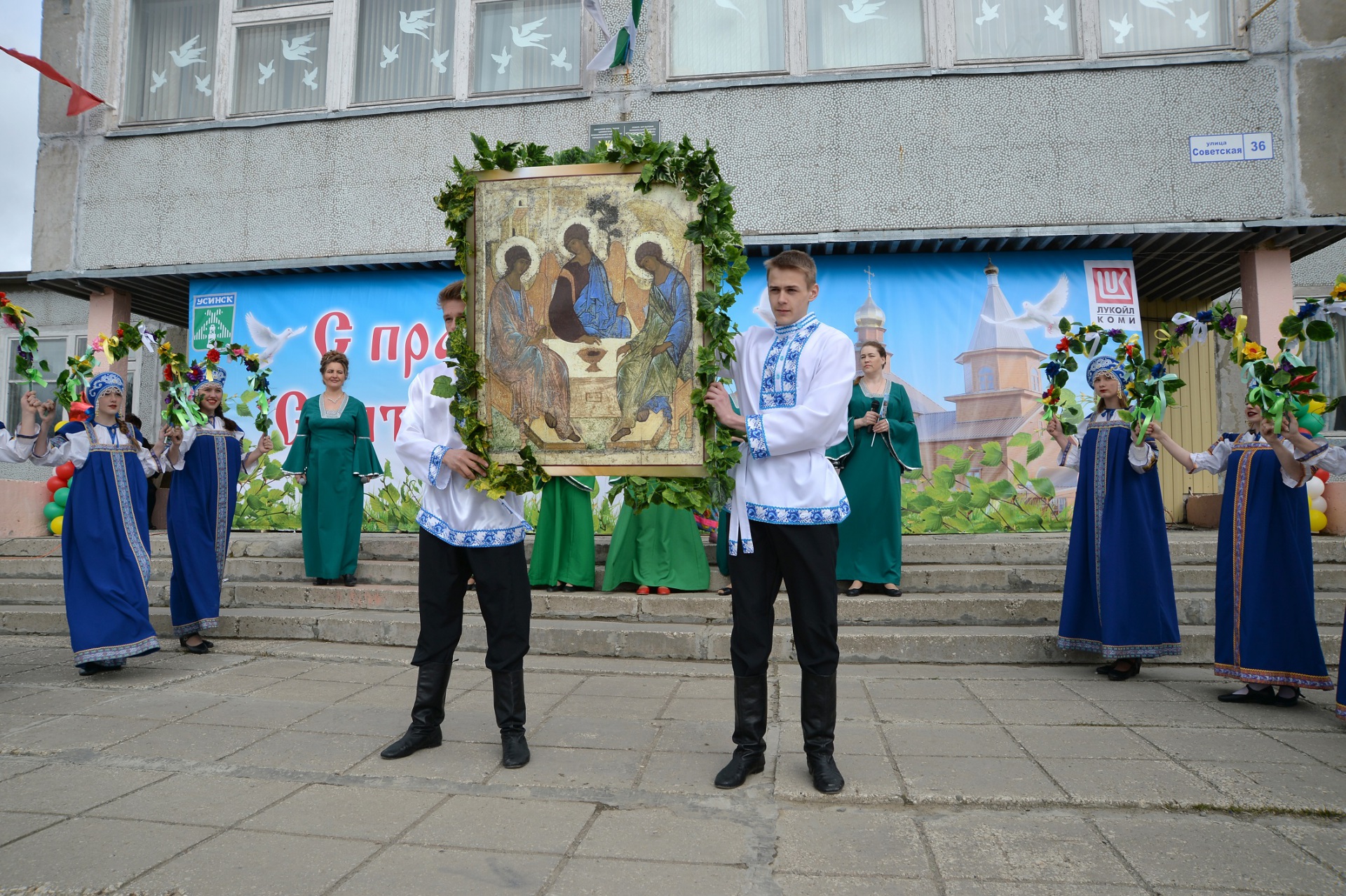 ЛУКОЙЛ-Коми поддержал праздник Святой Троицы в Усть-Усе « БНК