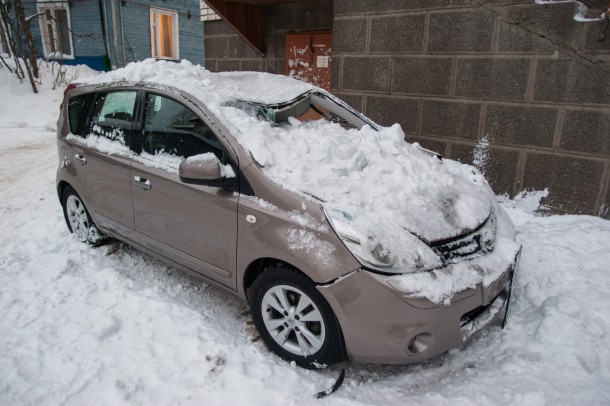 В Сыктывкаре жильцам многоэтажки выставили счет за упавший на автомобиль снег