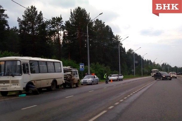 В Сыктывкаре невнимательный водитель врезался в автобус