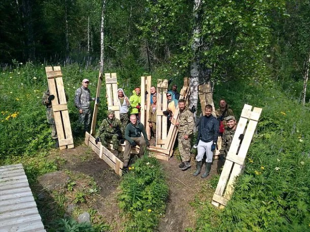 Стройматериалы для экологической тропы на Маньпупунёр доставляют вертолетом