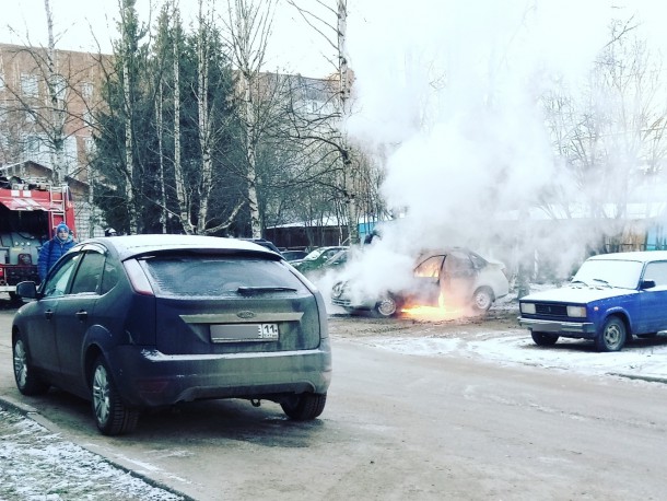 В сыктывкарском дворе из-за автозапуска загорелась «Лада Гранта»