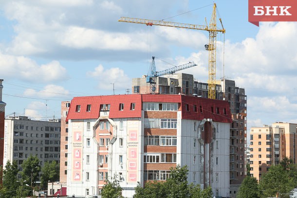 В Сыктывкаре крановщик «столкнул» каменщика с пятого этажа