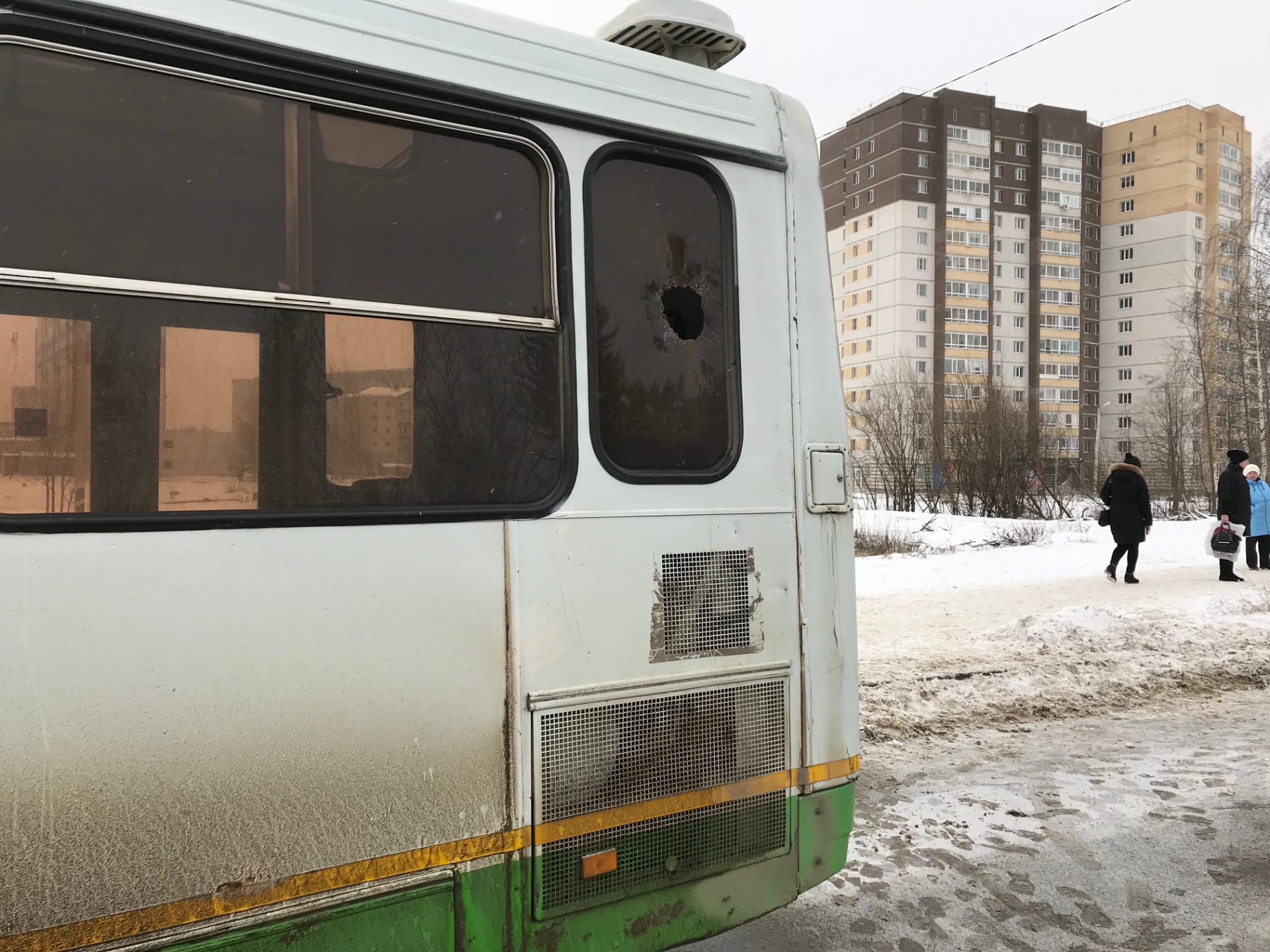 В Сыктывкаре в окно автобуса попал кусок металла « БНК