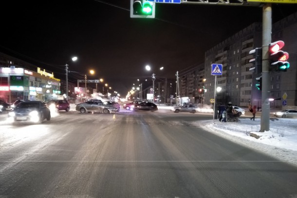 В Эжве на перекрестке столкнулись две иномарки