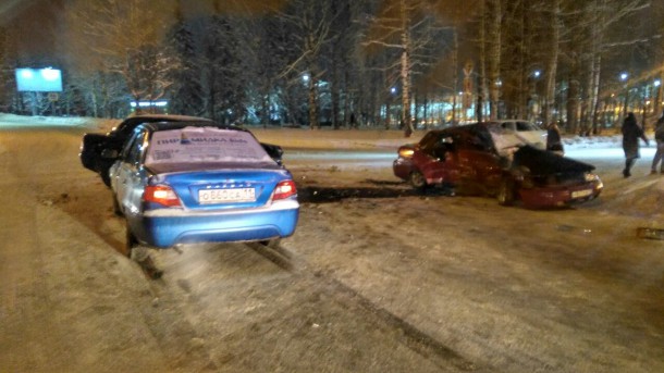 В центре Сыктывкара столкнулись три автомобиля 