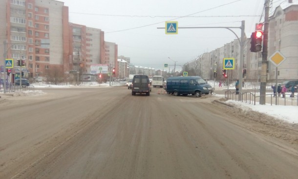 В Сыктывкаре столкнулись LADA и «Газель»