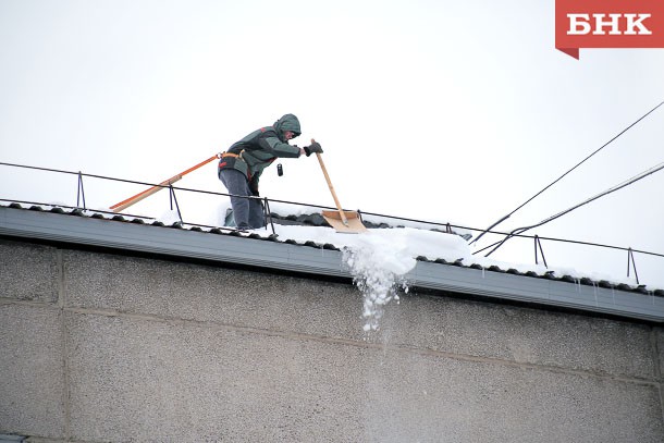 Коммунальщики Сыктывкара получили два штрафа за снежные крыши