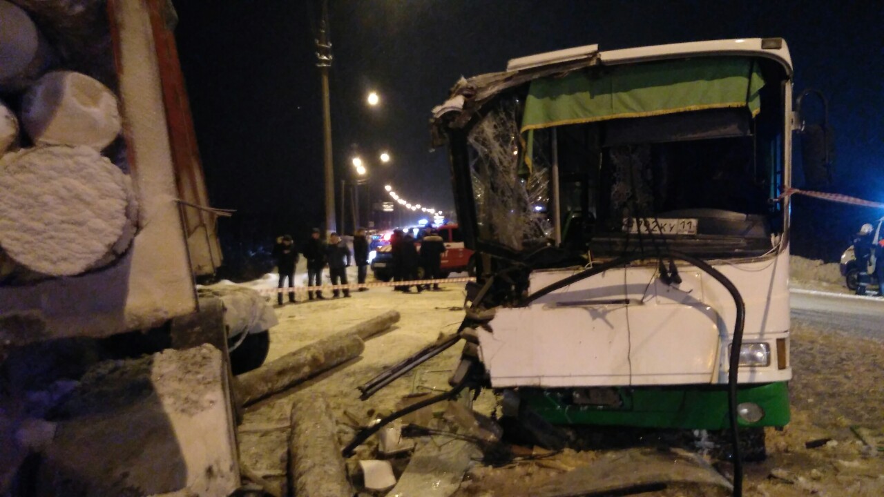 В Сыктывкаре столкнулись автобус и объезжающий пункт весового контроля  лесовоз « БНК