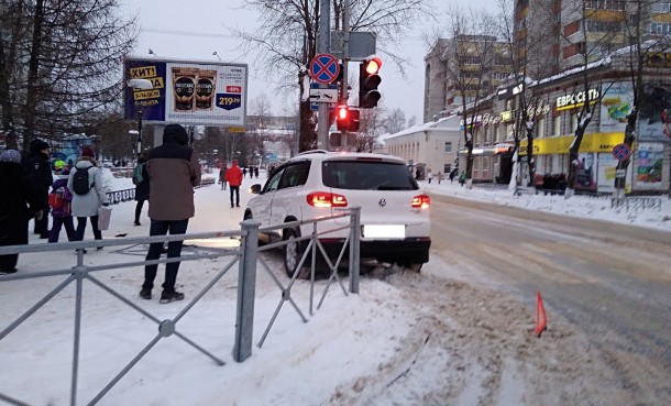 Иномарка протаранила ограждение в центре Сыктывкара 