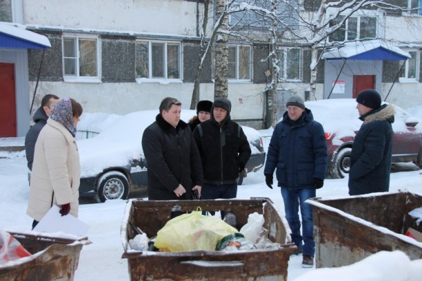 В Сыктывкаре мусор складывают в «урезанные» контейнеры