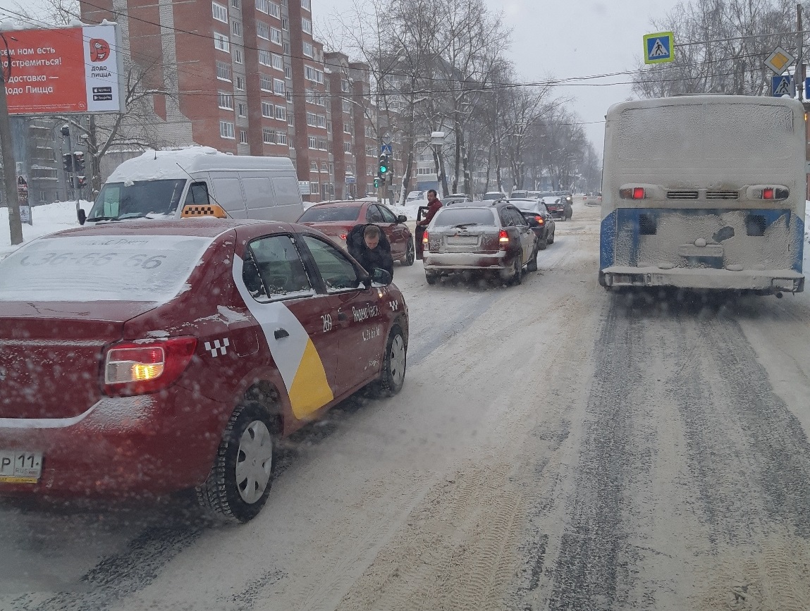 В Сыктывкаре автомобиль «Яндекс.Такси» попал в ДТП « БНК