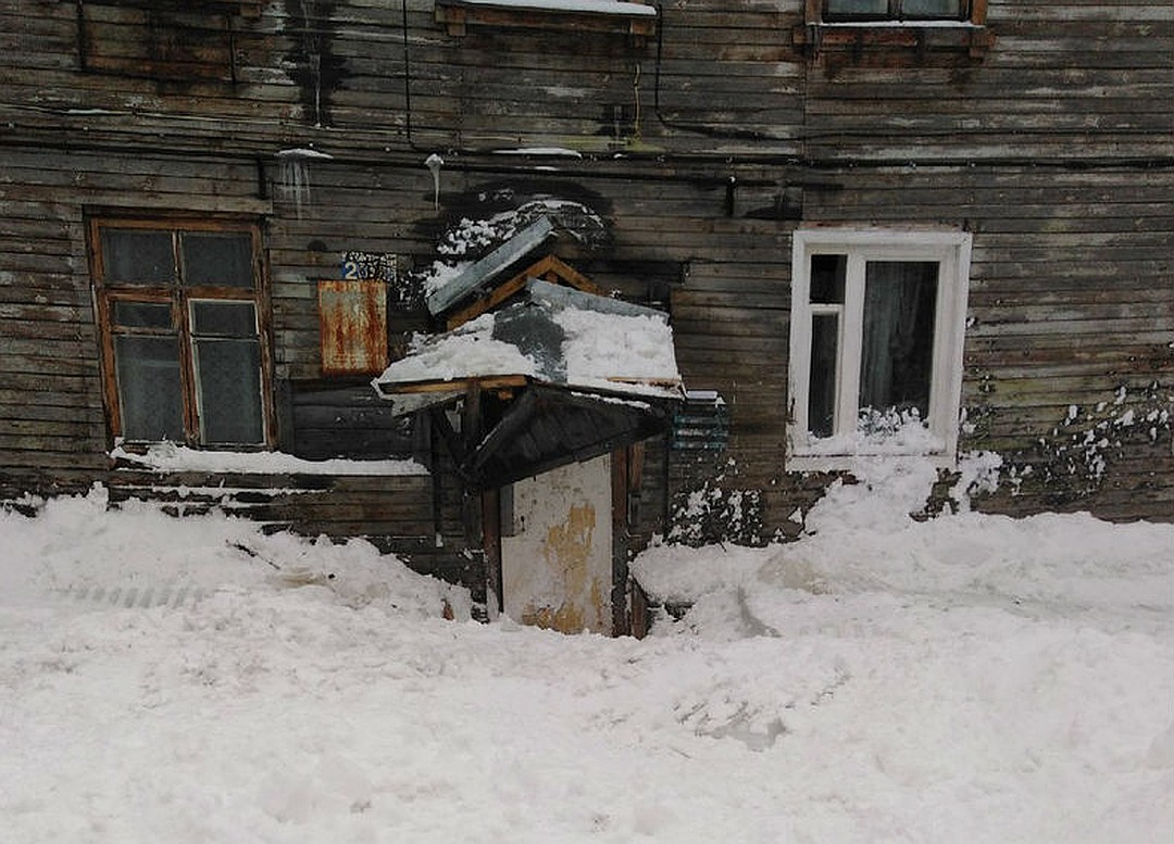 Снежная глыба замуровала сыктывкарцев в подъезде « БНК