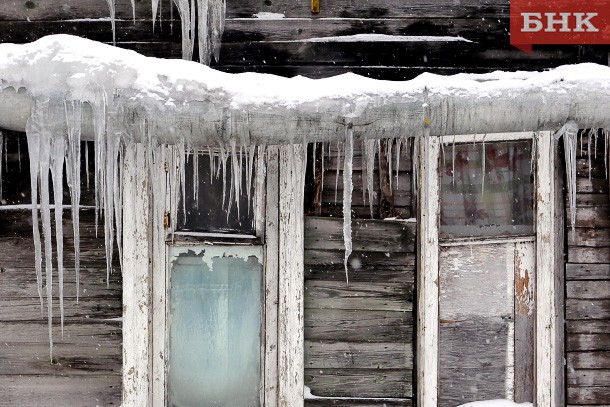 Управляющие компании Сыктывкара накажут за неубранный снег и наледь с крыш