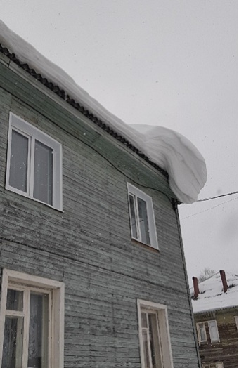 Глаз народа: «В сыктывкарском Дырносе с крыш опасно свисает снег»