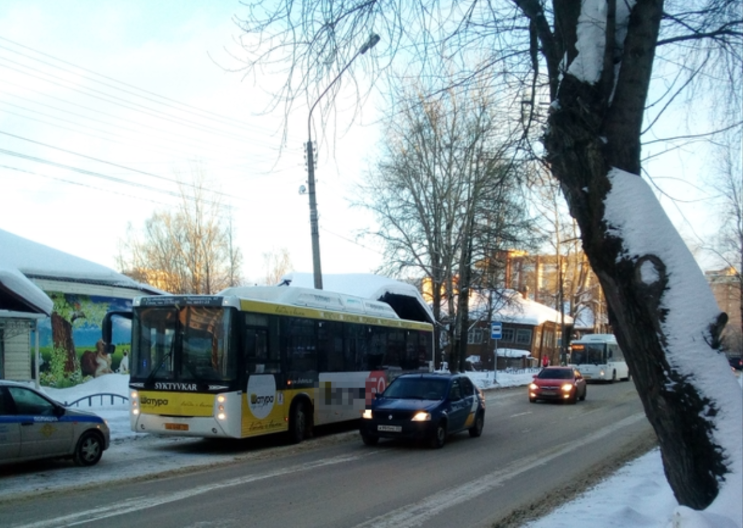 Водитель автобуса в Сыктывкаре выронил пассажиров на тротуар « БНК