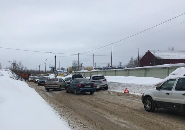 В Сыктывкаре образовался затор после лобового столкновения ВАЗа и Hyundai