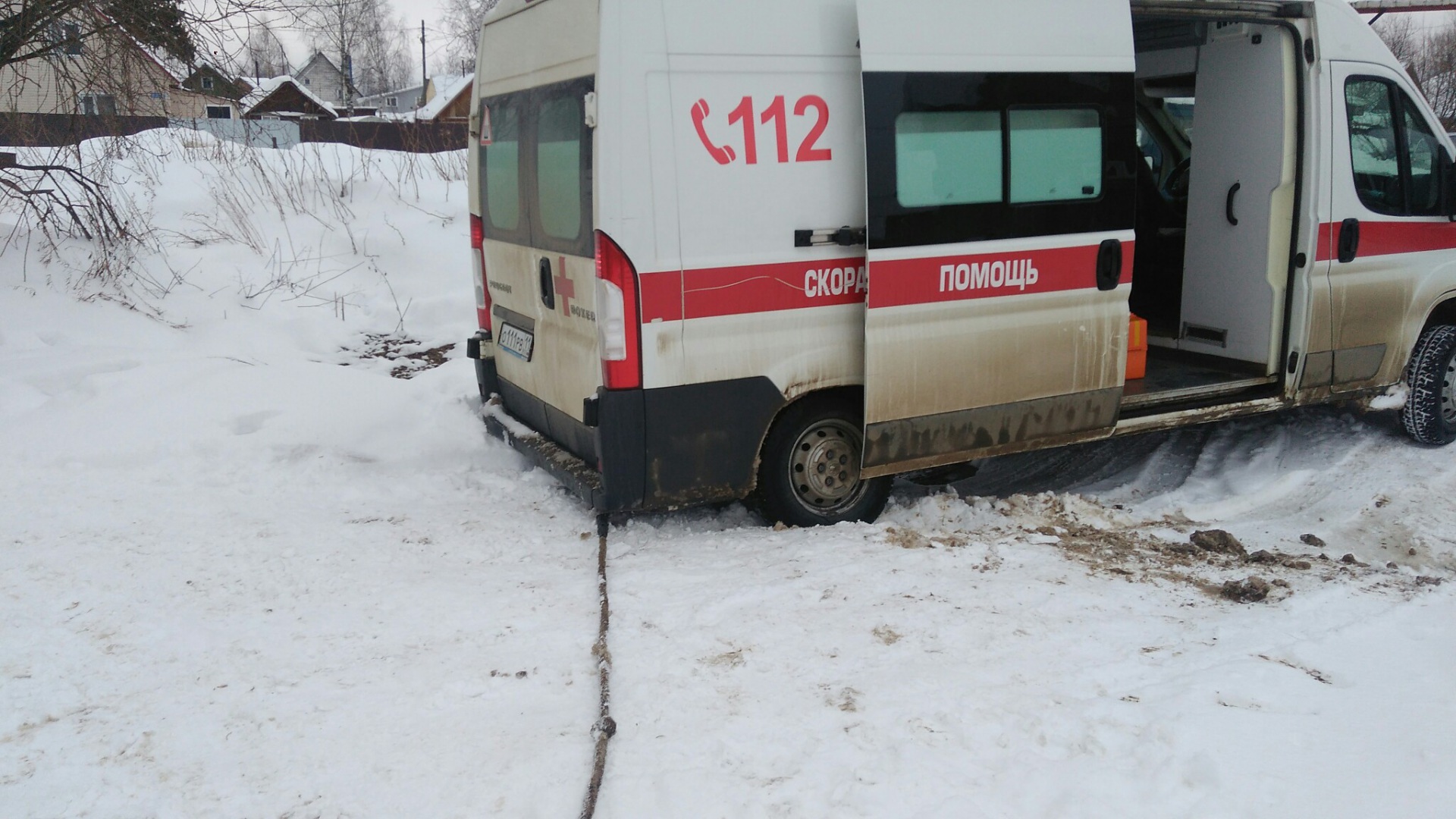 Народный корреспондент: в Сыктывкаре застрявшей во дворе скорой вызывали  неотложку « БНК