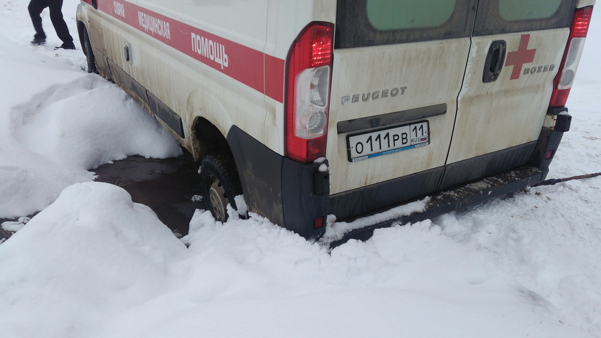 Народный корреспондент: в Сыктывкаре застрявшей во дворе скорой вызывали  неотложку « БНК