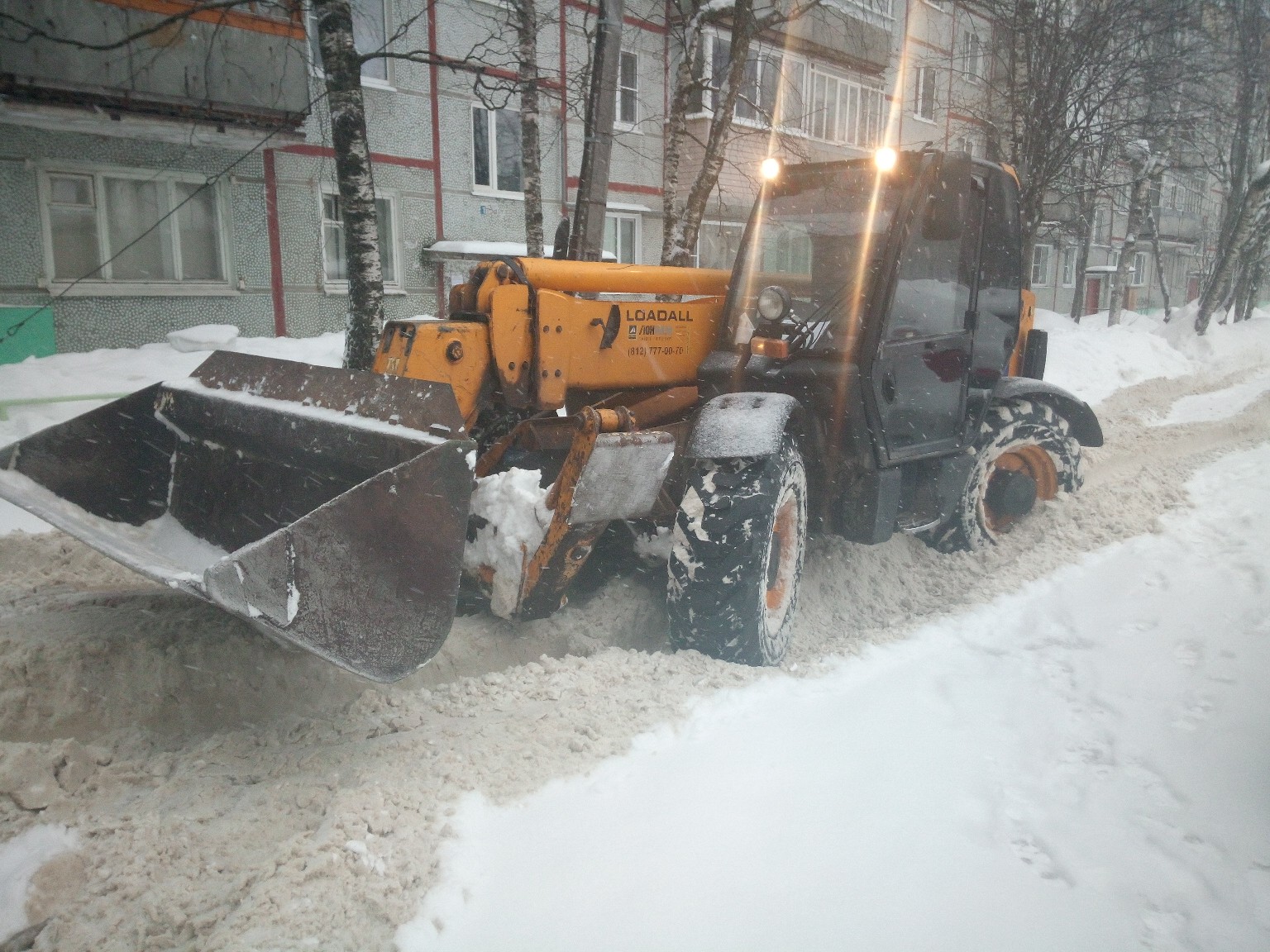 Глаз народа: «В Сыктывкаре снегоуборщик заблокировал машины во дворе» « БНК