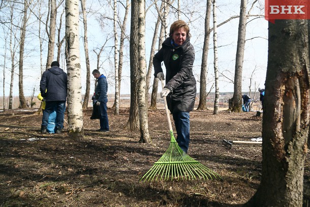 Председатель Госсовета Коми Надежда Дорофеева дала мастер-класс по использованию граблей