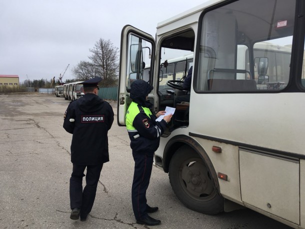 Водителей автобусов в Сыктывкаре оштрафовали за шторки на окнах