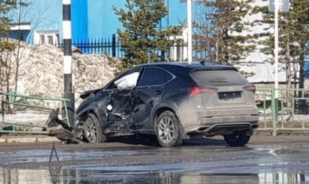В Усинске на перекрестке УАЗ столкнулся с иномаркой