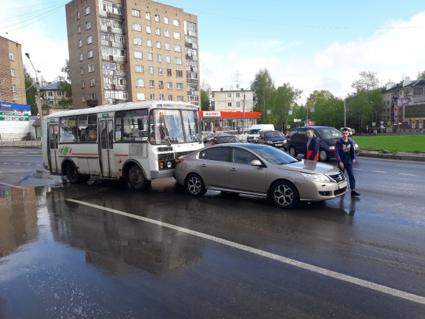 В центре Сыктывкара автобус столкнулся с иномаркой