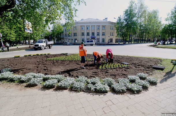 В Сыктывкаре парк украсит мост, а площадь — гранитные цветочницы