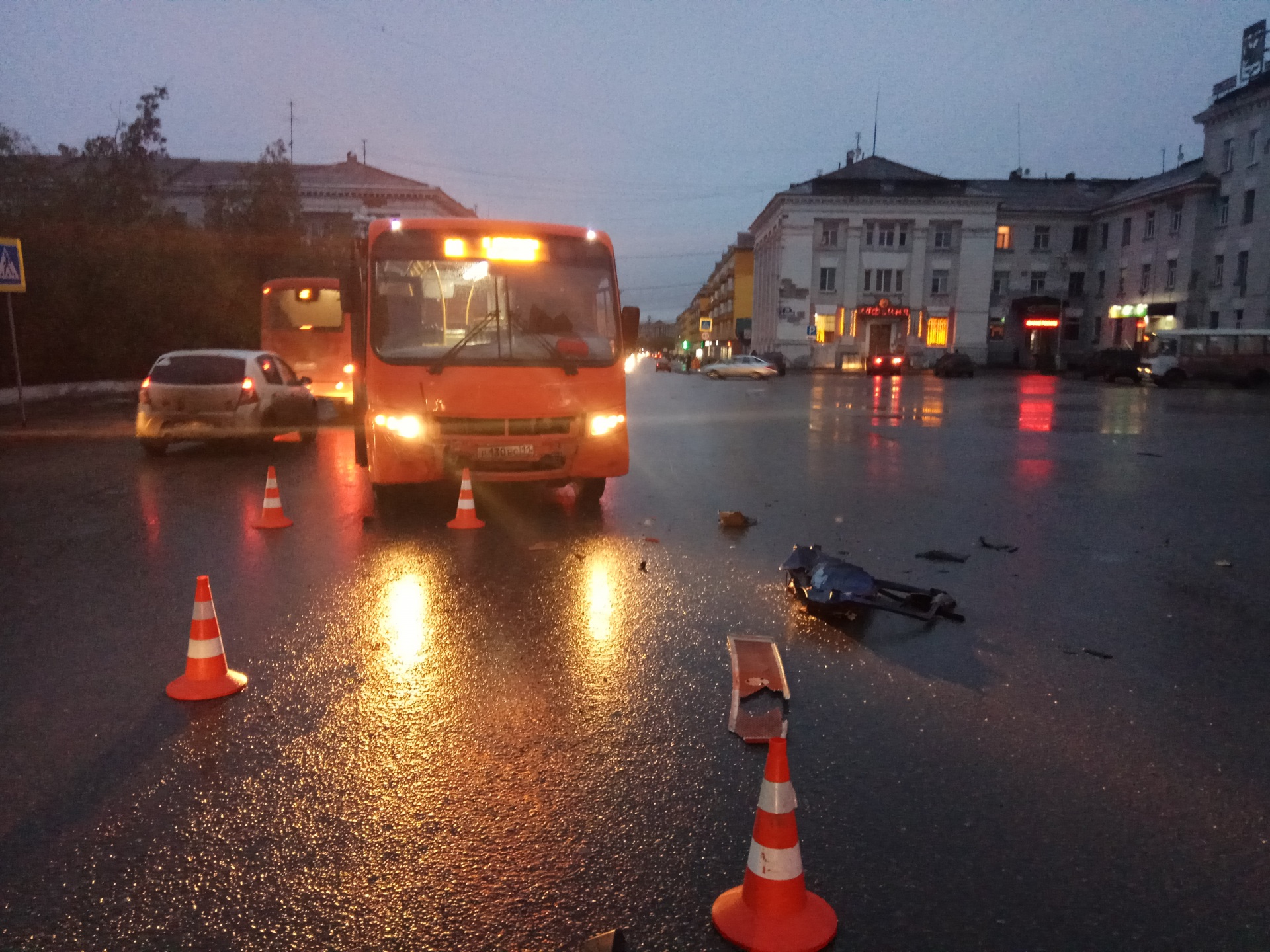 В Воркуте водитель ВАЗа въехал в автобус и скрылся « БНК