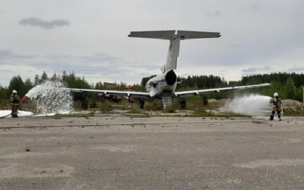 Пожарные «потушили»  ЯК-40 в аэропорту Ухты