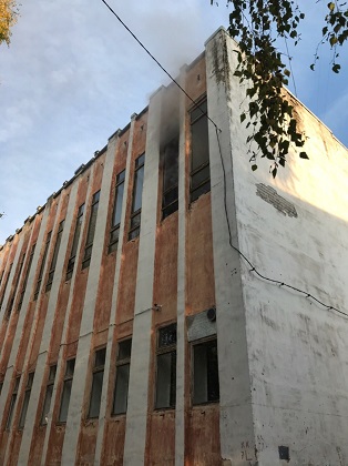 В Сыктывкаре горит школа